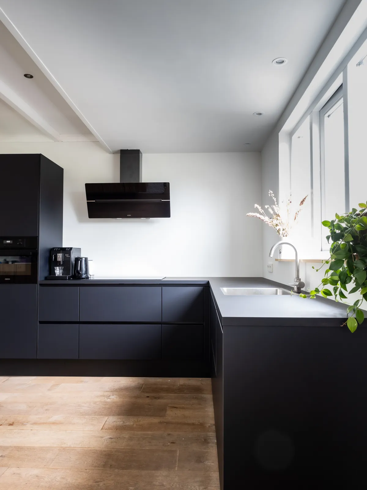 Cucina moderna nera con parquet